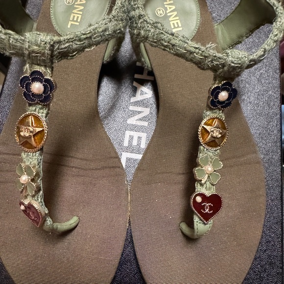 Authentic used Chanel enamel decor sandals - Picture 3 of 4